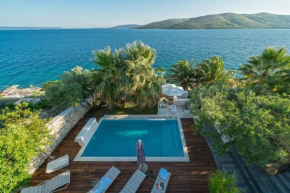 Exclusive Swimming Pool Villa at the Seafront